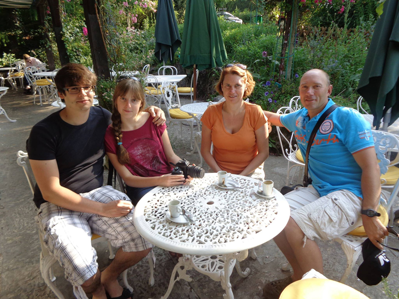 Kelly-with-her-host-family-in-France-as-a-tutor