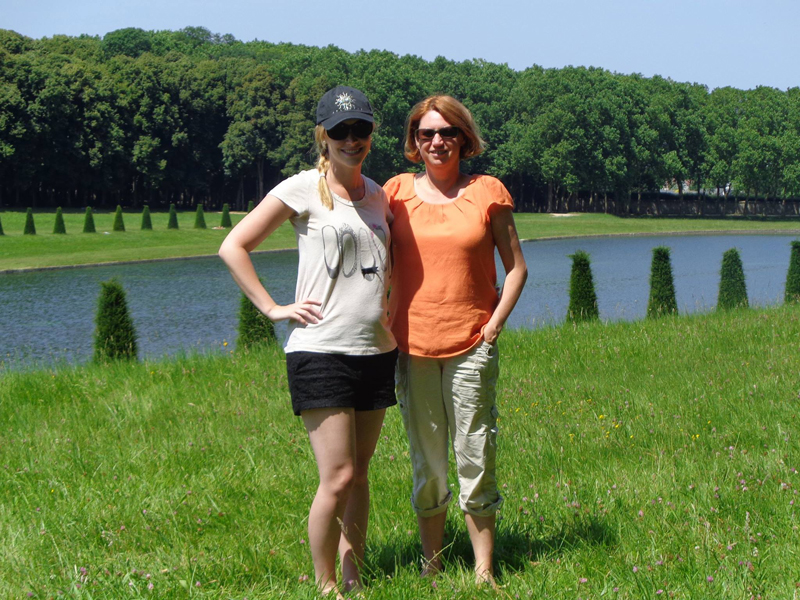 Kelly-with-her-host-mom-in-France