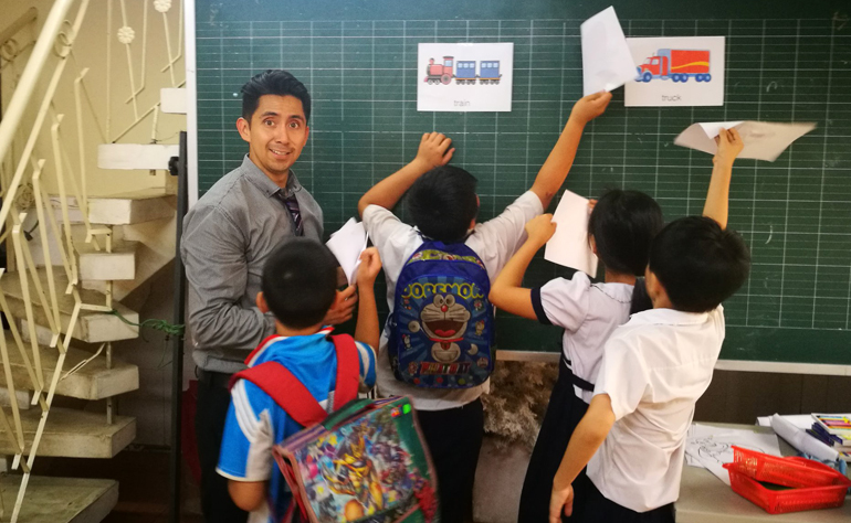 Greenheart Traveler, Alvaro Zumaran, with Vietnamese students.